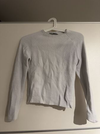 weisser Pullover