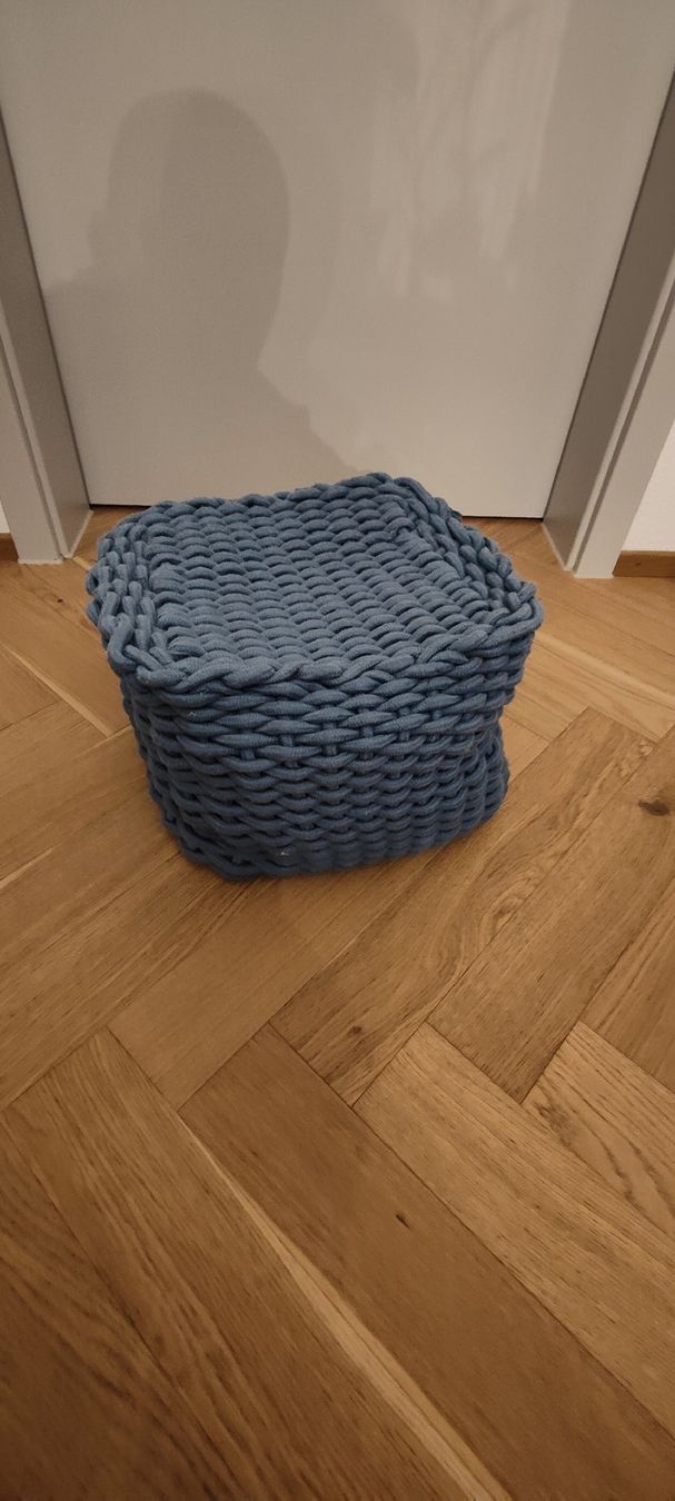 Lana: Stylish blue knitted pouf – Usato da Aarwangen venduto da Sirnick 3