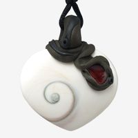 Shiva Auge Steinanhänger in Herzform mit eingefasstem Granat