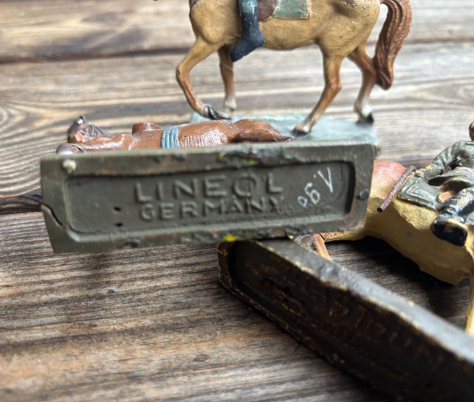 Statuette: 3 alte Elastolin Figuren Soldaten mit Pferden – Usato da Lüchingen venduto da Eeizo 7