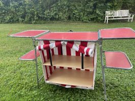 Campingmöbel mit Stoffschrank und Seitenablagen