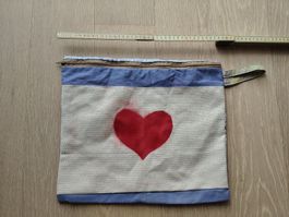 Handgemachte Stofftasche mit Herzmuster, ideal für Sommer!
