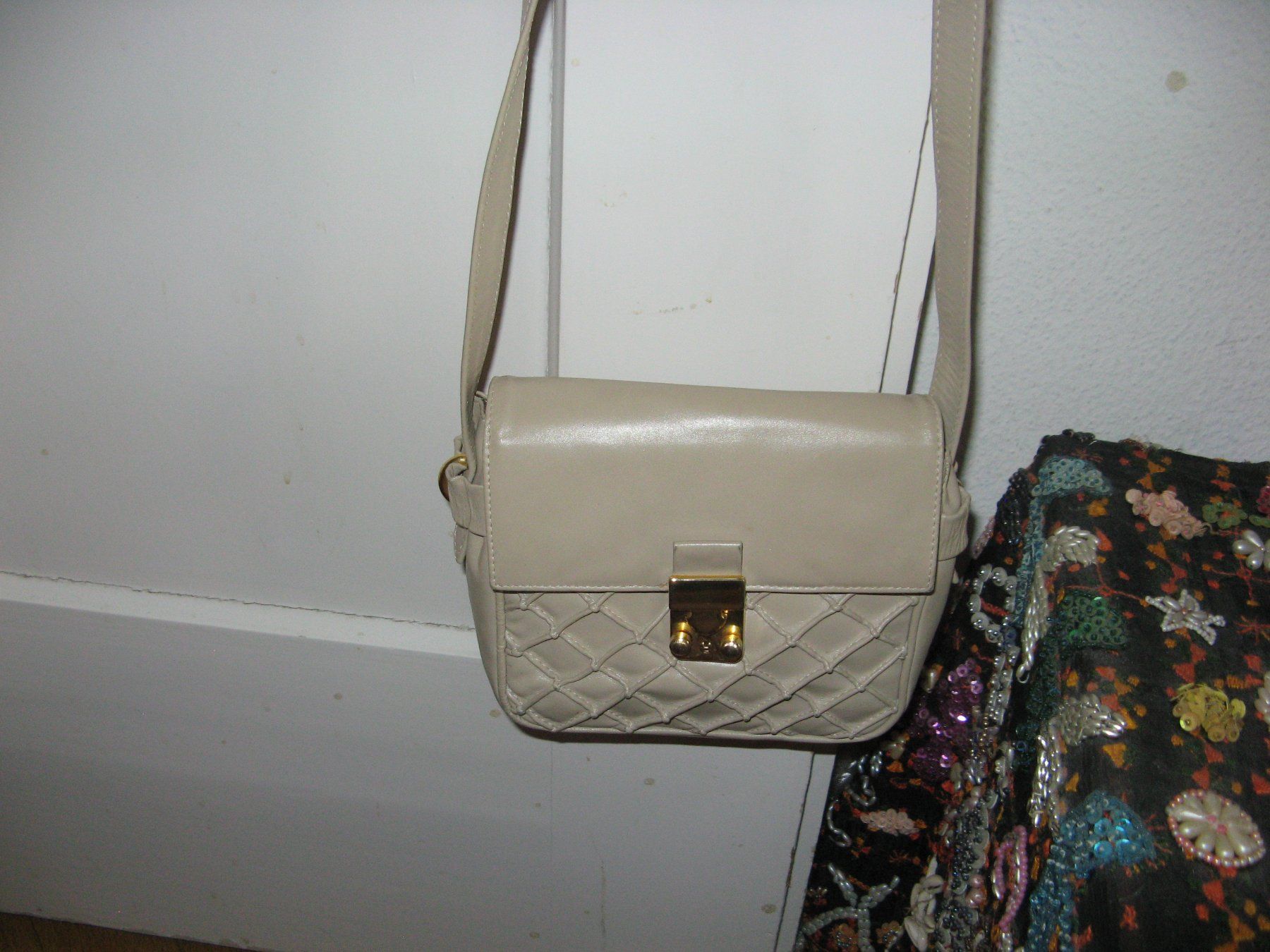 Taschen für Damen: kleine Tasche beige Leder Locher – Gebraucht aus Zürich von apil 2