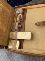 Accessoires de voyage anciens avec mallette d'époque