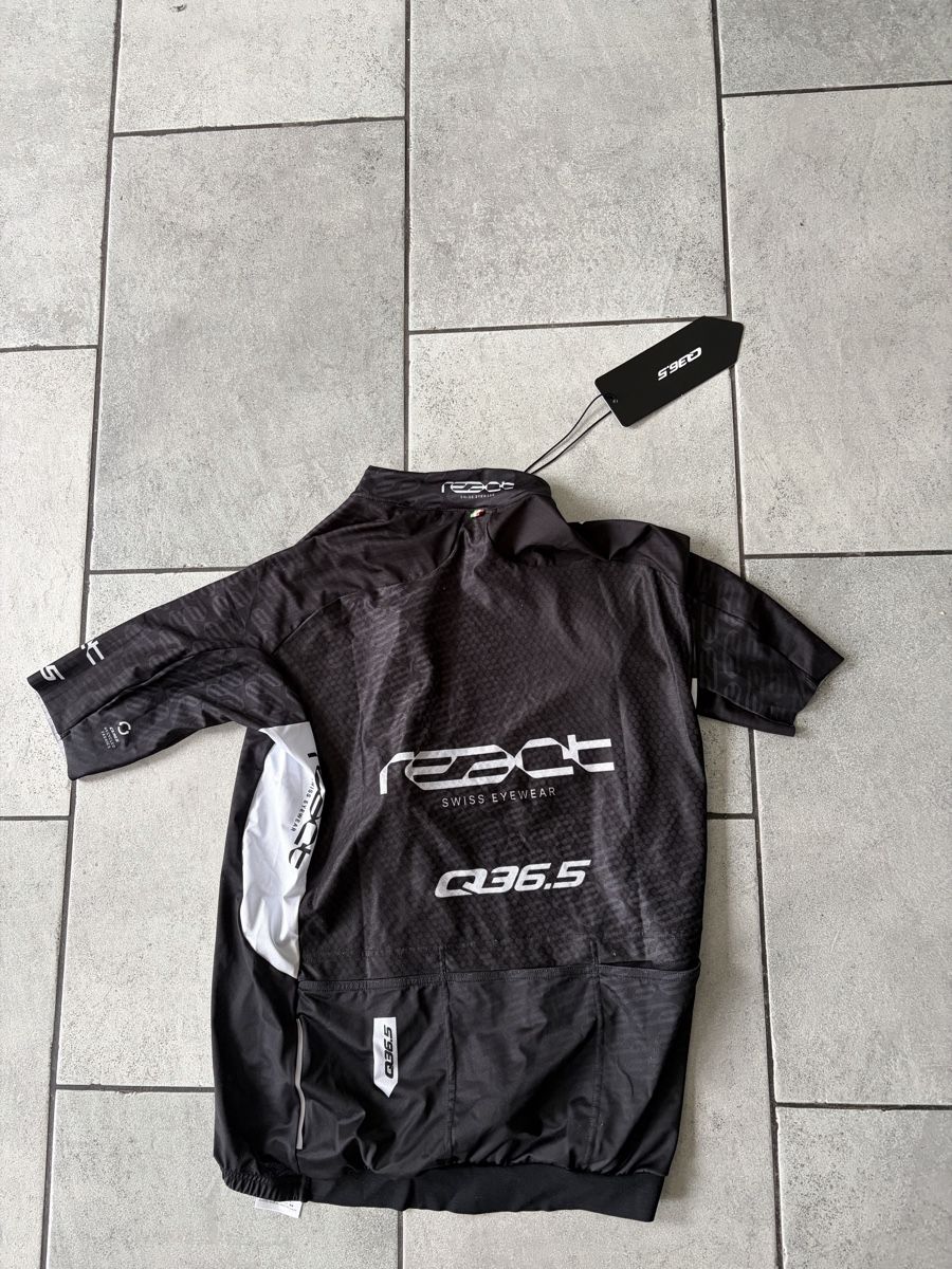 Maillots de corps & Pantalons: Radtrikot Q36.5 REACT schwarz Grösse XL neu – Neuf avec emballage d'origine à Bonaduz par Staibisserli 1