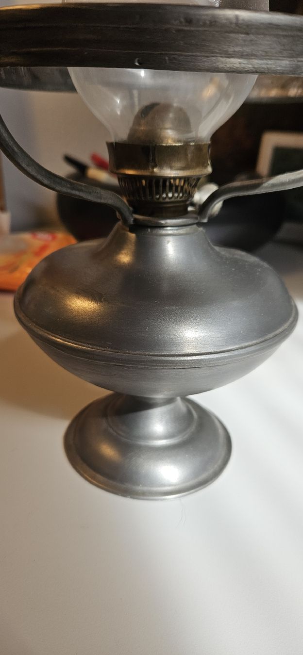 Lampade: Alte Petroleumlampe mit Zinnfuss – Usato da Belp venduto da Ginus85 1