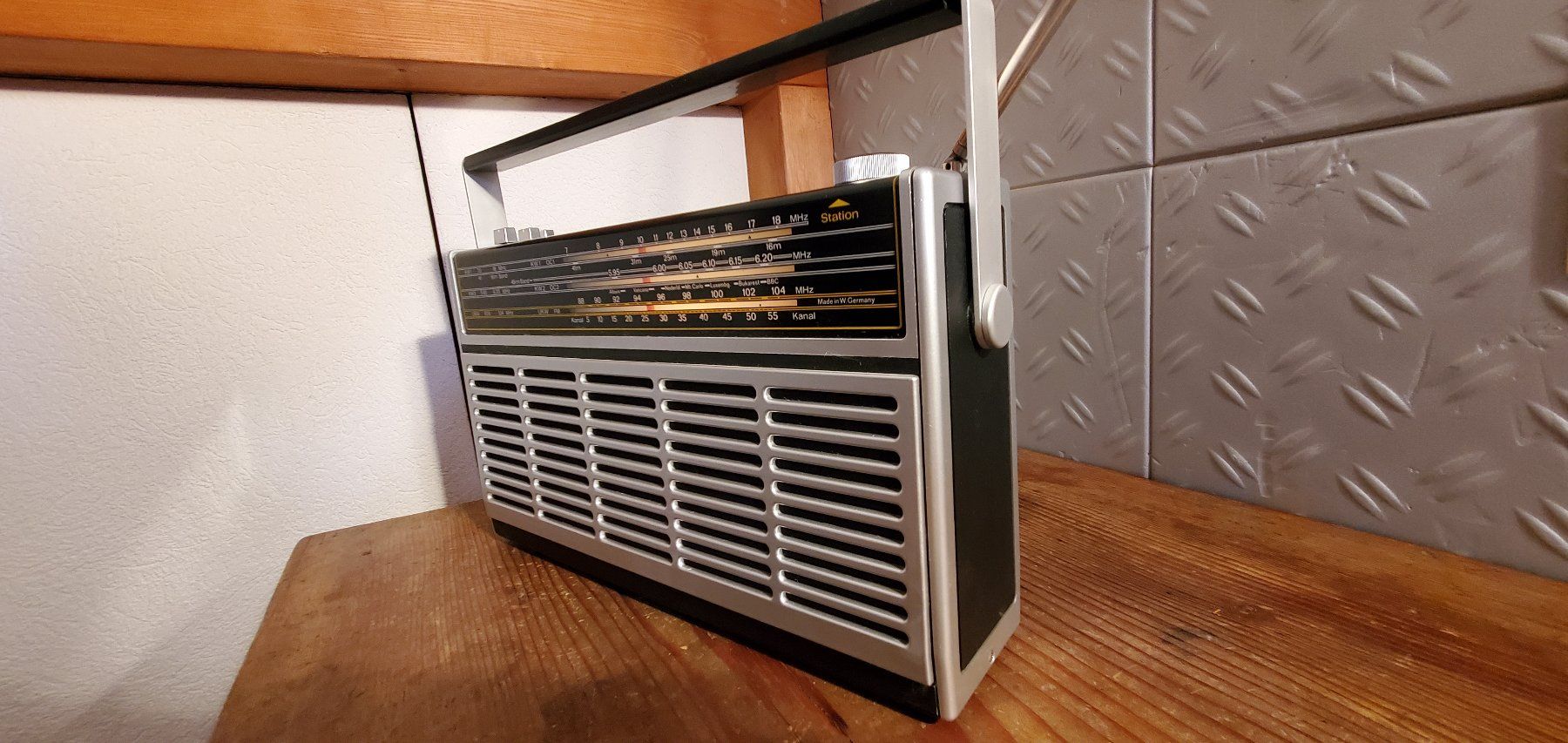Radio: Top erhaltenes Transistorradio: Telefunken Universal 401 – Usato da Densbüren venduto da BluesAtSunrise