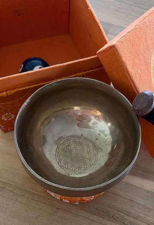 Musikinstrumente: Wunderschöne Klangschale mit Box – Gebraucht aus Uitikon Waldegg von jul_tq2d 1