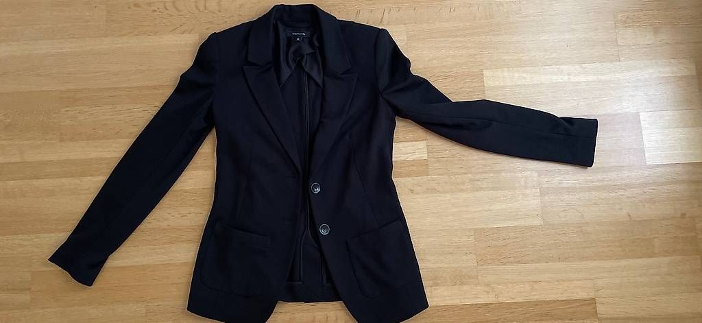 Jacken: Schwarzer Blazer 'comma' - Gr 34 – Gebraucht aus Schliern b. Köniz von tezi