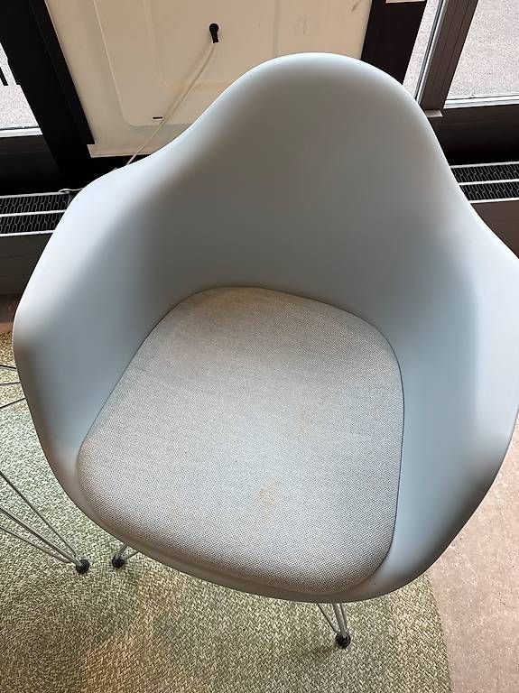 Vitra Sedie: Vitra Eames Armchair, gepolstert – Usato da Zürich venduto da ortigia 1