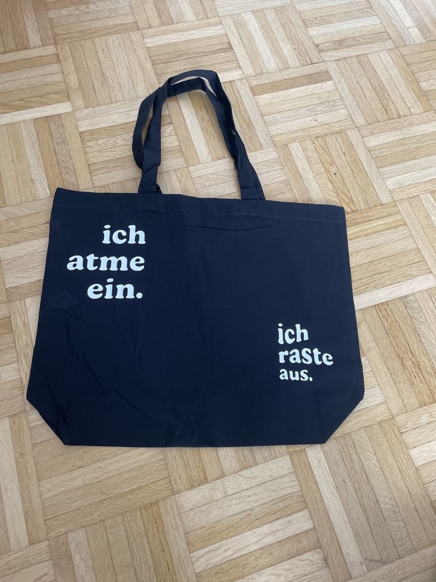 Taschen: Schwarze Stofftasche "Ich atme ein, ich raste aus" – Neu und originalverpackt aus Biel/Bienne von Bolagol9