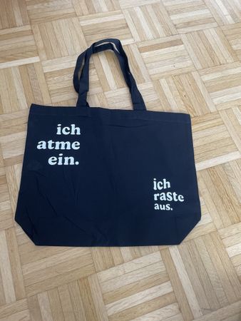 Schwarze Stofftasche "Ich atme ein, ich raste aus"
