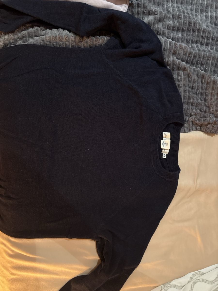 H&M Pulls & Sweat-shirts: H&M Pullover in Dunkelblau/Schwarz  – D'occasion à Widnau par ben_c5gp