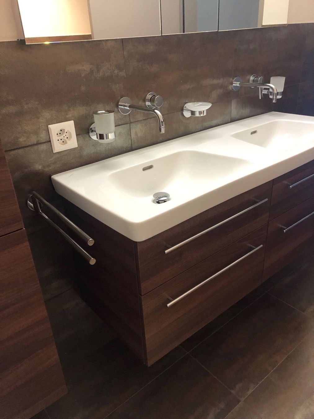 Alterna Mobili per bagno: Alterna Badmöbelset mit Seitenmöbel und Wandmischer – Usato da Oberweningen venduto da Jelo 1