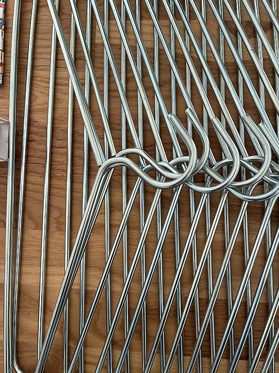 Sonstige Dekorationen & Accessoires: Kleiderständer aus Metall mit eisernen Kleiderbügel – Gebraucht aus Steffisburg von lar_r2c8 1