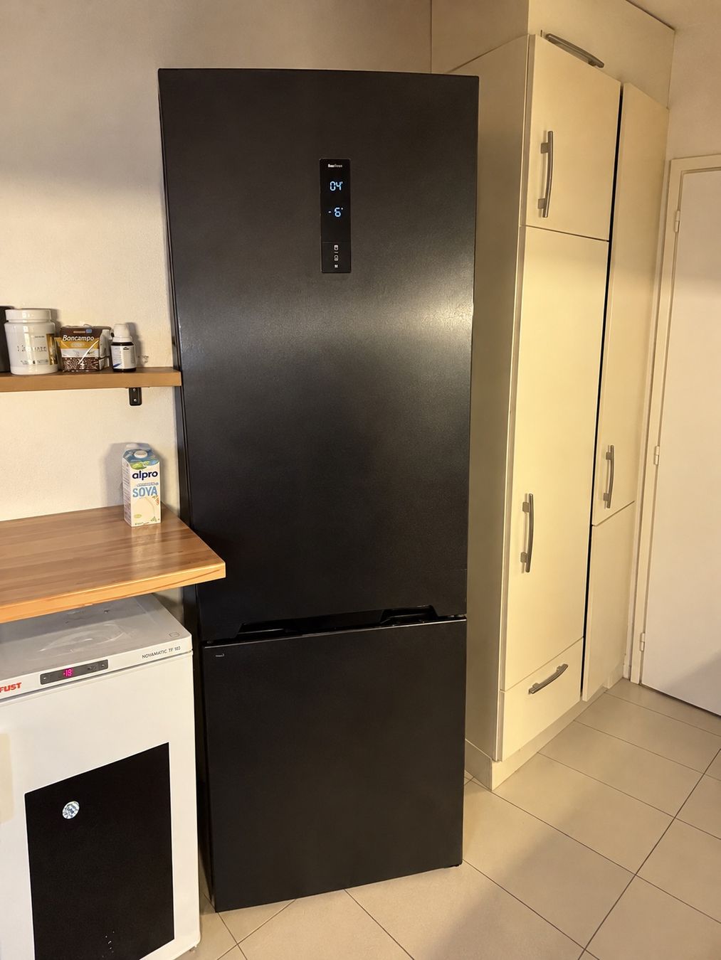 Sharp Réfrigérateurs: Frigo-Congélateur Sharp noir – D'occasion à Vevey par Thierry1800. 1