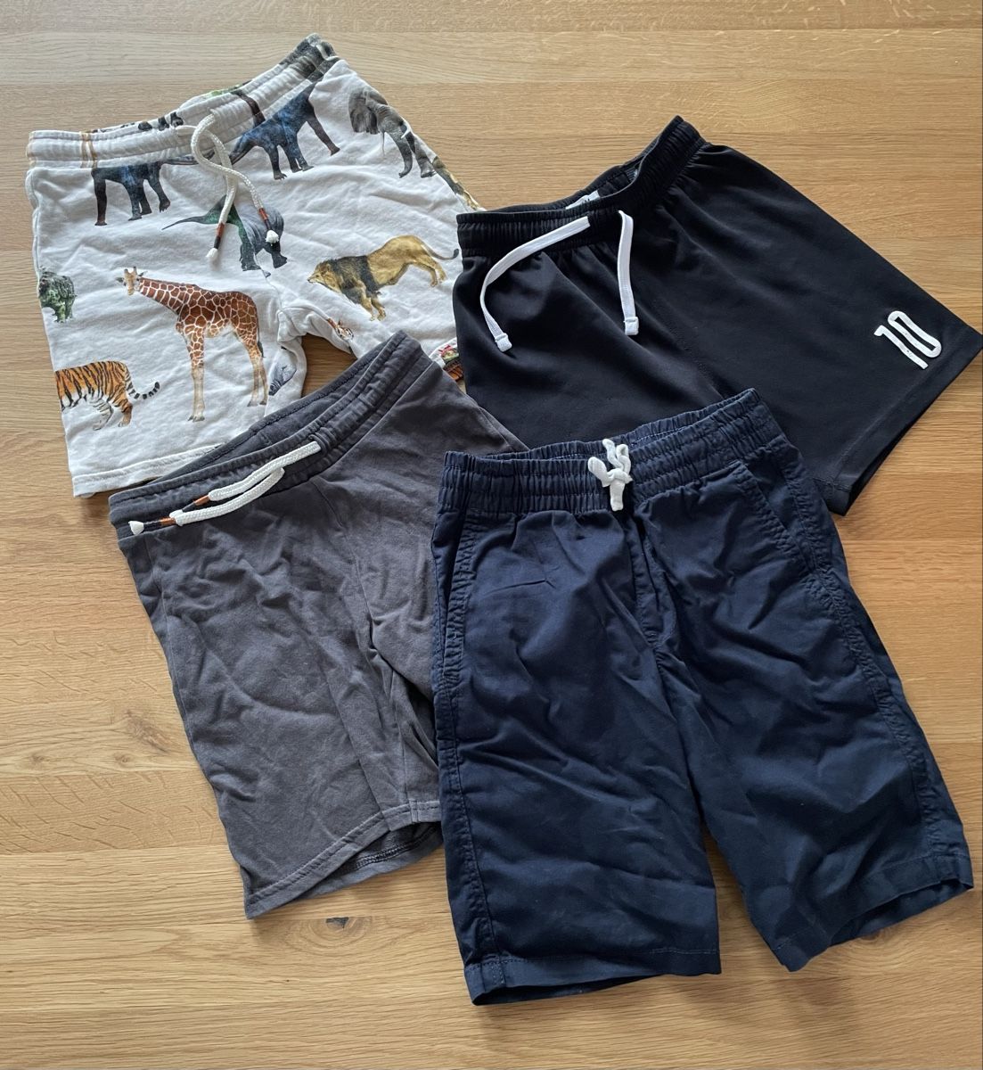 H&M Kleiderpakete & -sets: 4-teiliges Paket Shorts Junge Grösse 116 – Gebraucht aus Büsserach von ncb1980