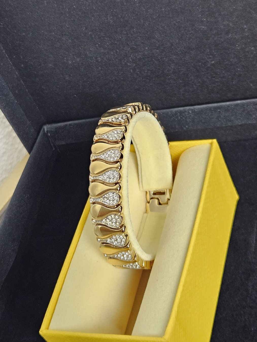 Bracciali & Braccialetti: Statement Gold Plaed Bracelet with Rhinestones, Chic Summer – Usato da Brüttisellen venduto da par_8zbj