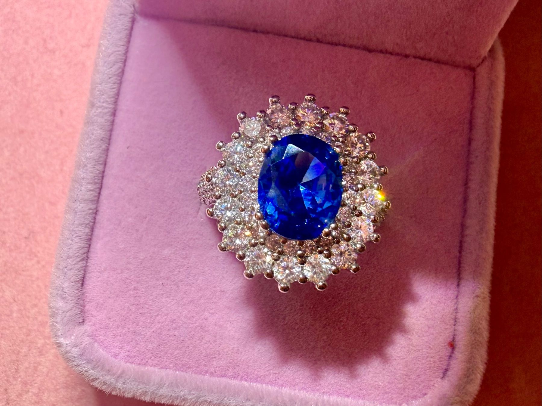 Anelli: Bague élégante avec saphir bleu – Nuovo e nell'imballaggio originale da St-Maurice venduto da Sandrinette123 1