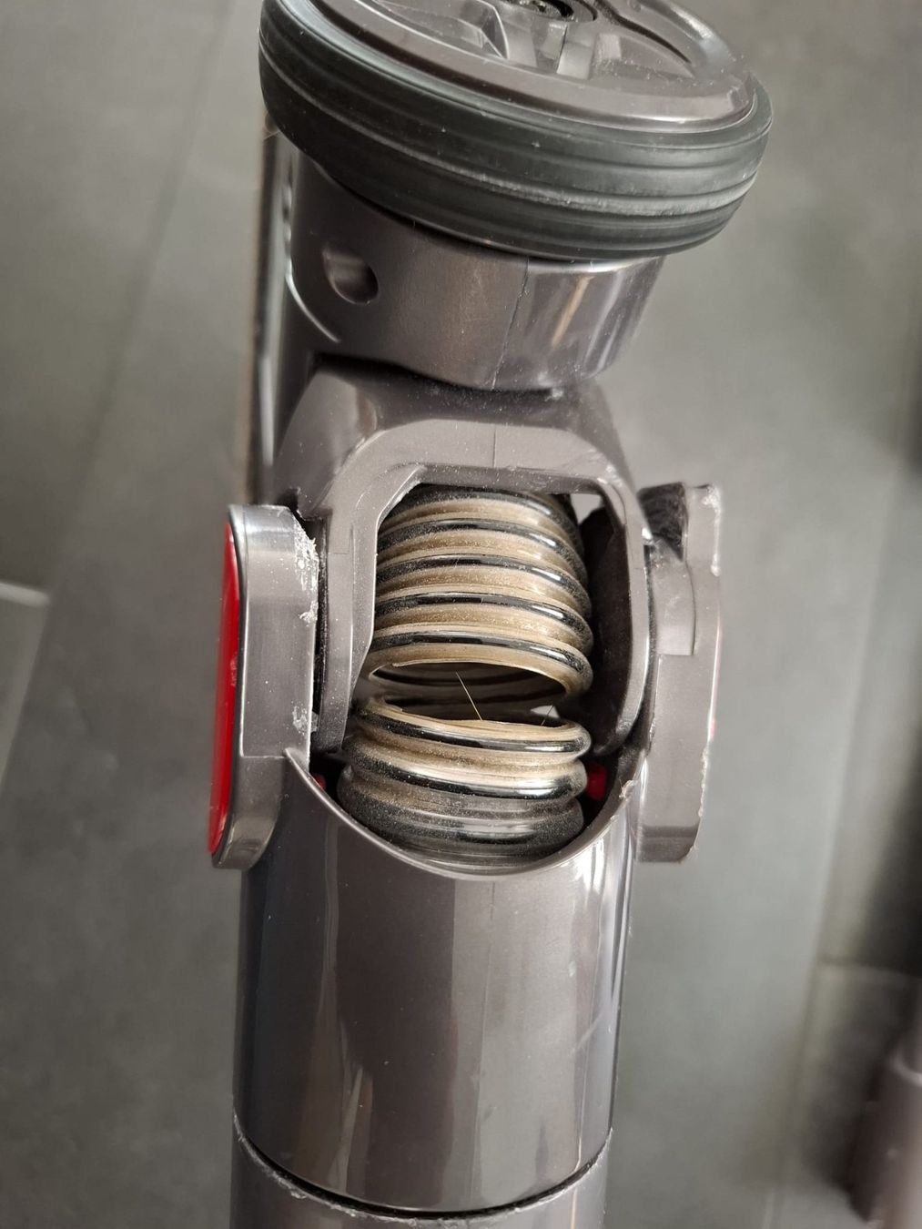 Dyson Staubsauger & Zubehör: Dyson V8 Akku Staubsauger – Gebraucht aus Sursee von Ventiduese 7