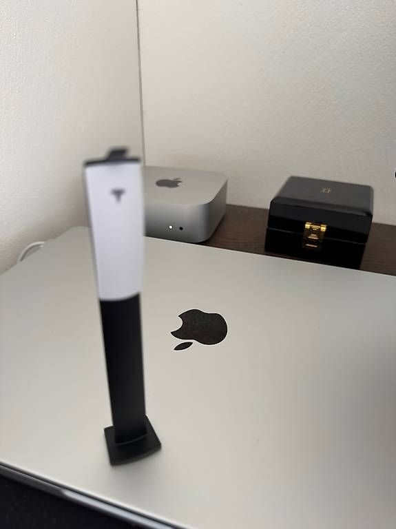 Tesla Caricabatterie: Tesla Charger Plastic Stand – Nuovo (secondo la descrizione) da Schübelbach venduto da Rahnmont