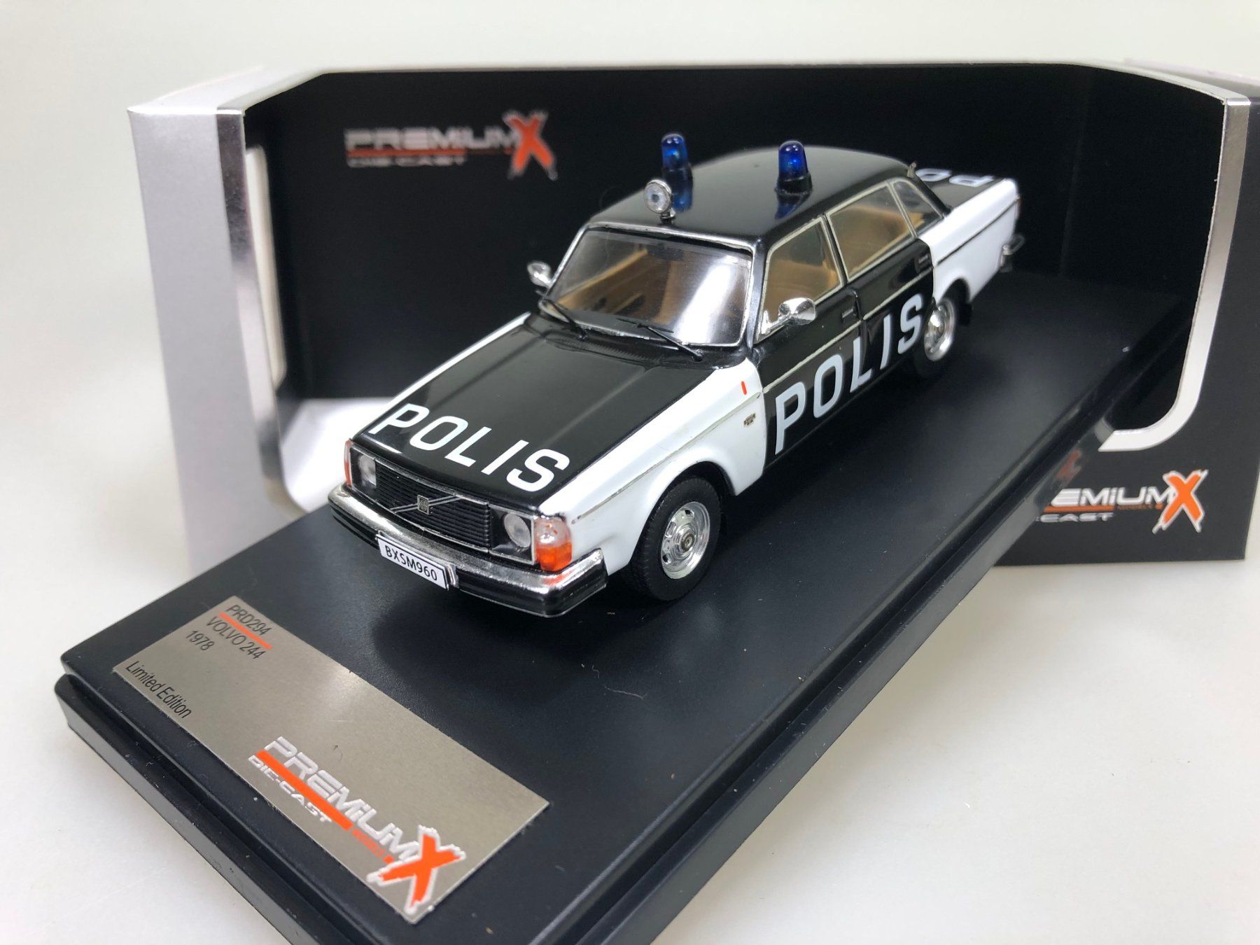 Volvo Modellini d'auto: Volvo 244 Polis - PremiumX - 1:43 – Usato da Widen venduto da Himan