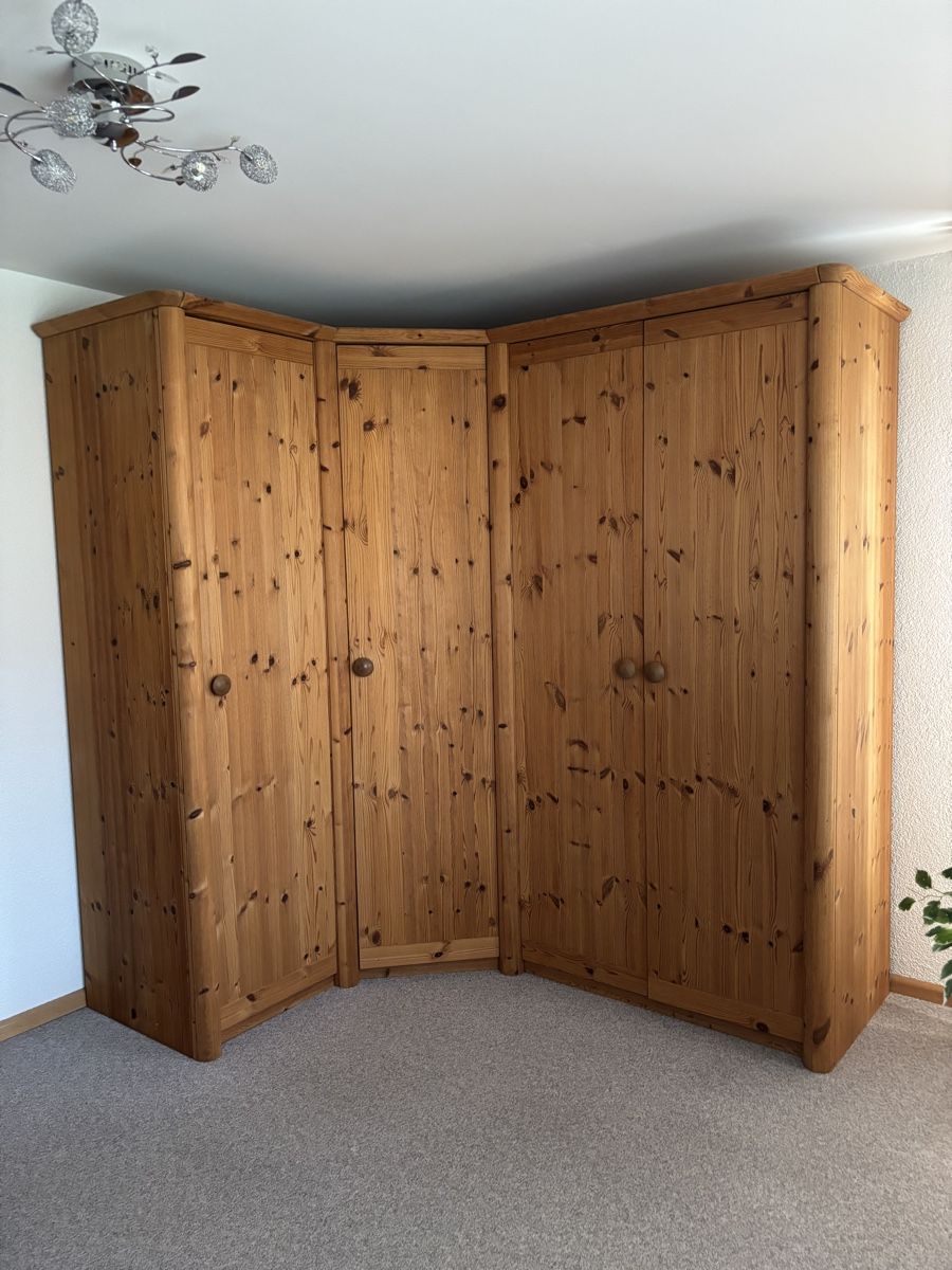 Armadi: Eckschrank Kiefer – Usato da Ormalingen venduto da Korghaus