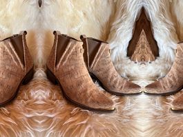 BOTTINES EN LIEGE   ETAT : comme neuves TAILLE : 39