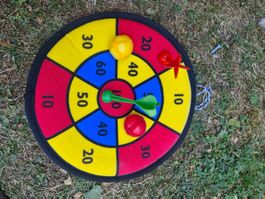Dartscheibe mit Bällen und Pfeilen Farbig Kinderspielzeug...