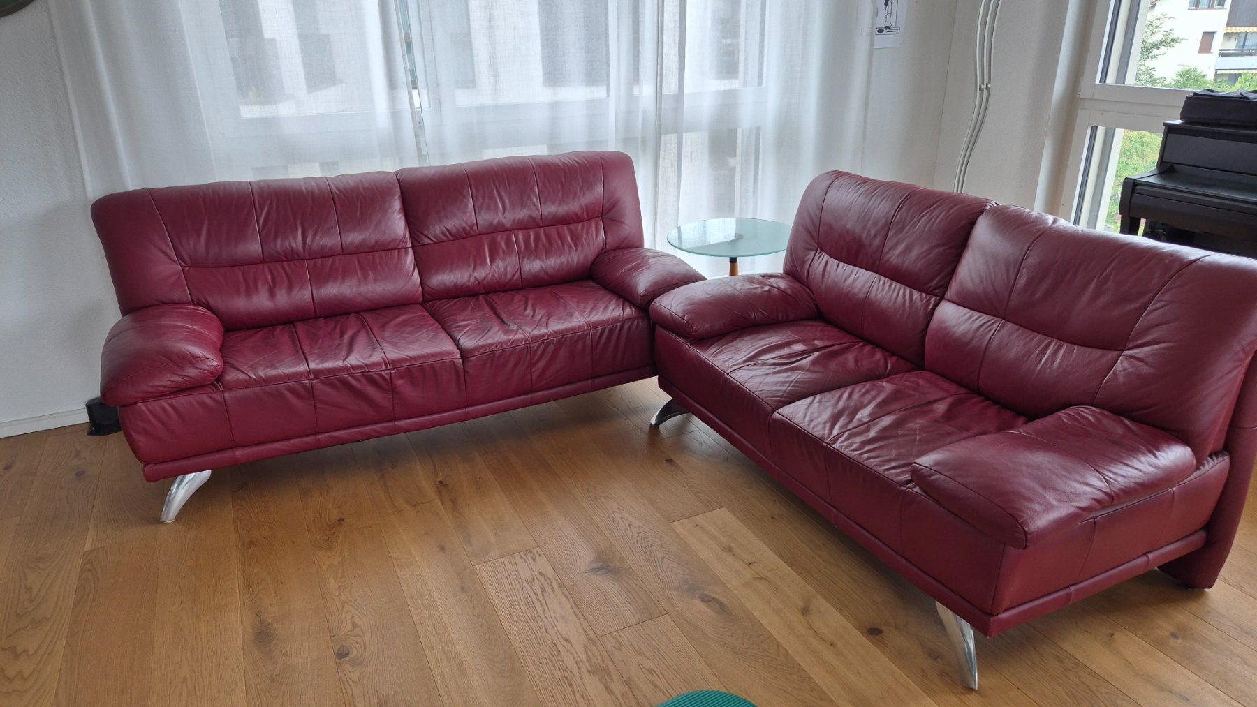 Livique Sofas: Bordeaux-rotes Ledersofa-Set (3er + 2er) – Gebraucht aus Unterägeri von Daoguido