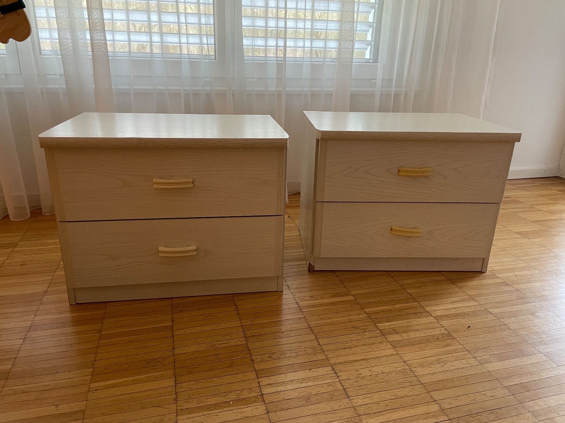 Comodini: 2 schöne Nachttische - creme weiss - Holz - robust – Usato da Neftenbach venduto da Justine76