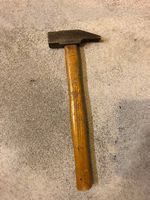 Alter Zimmermannshammer mit Nagelzieher  Holzstiel