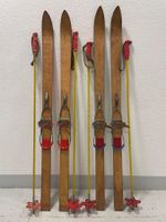 Ski, 2 Paar Kinderski von ca. 1960 mit Stöcken