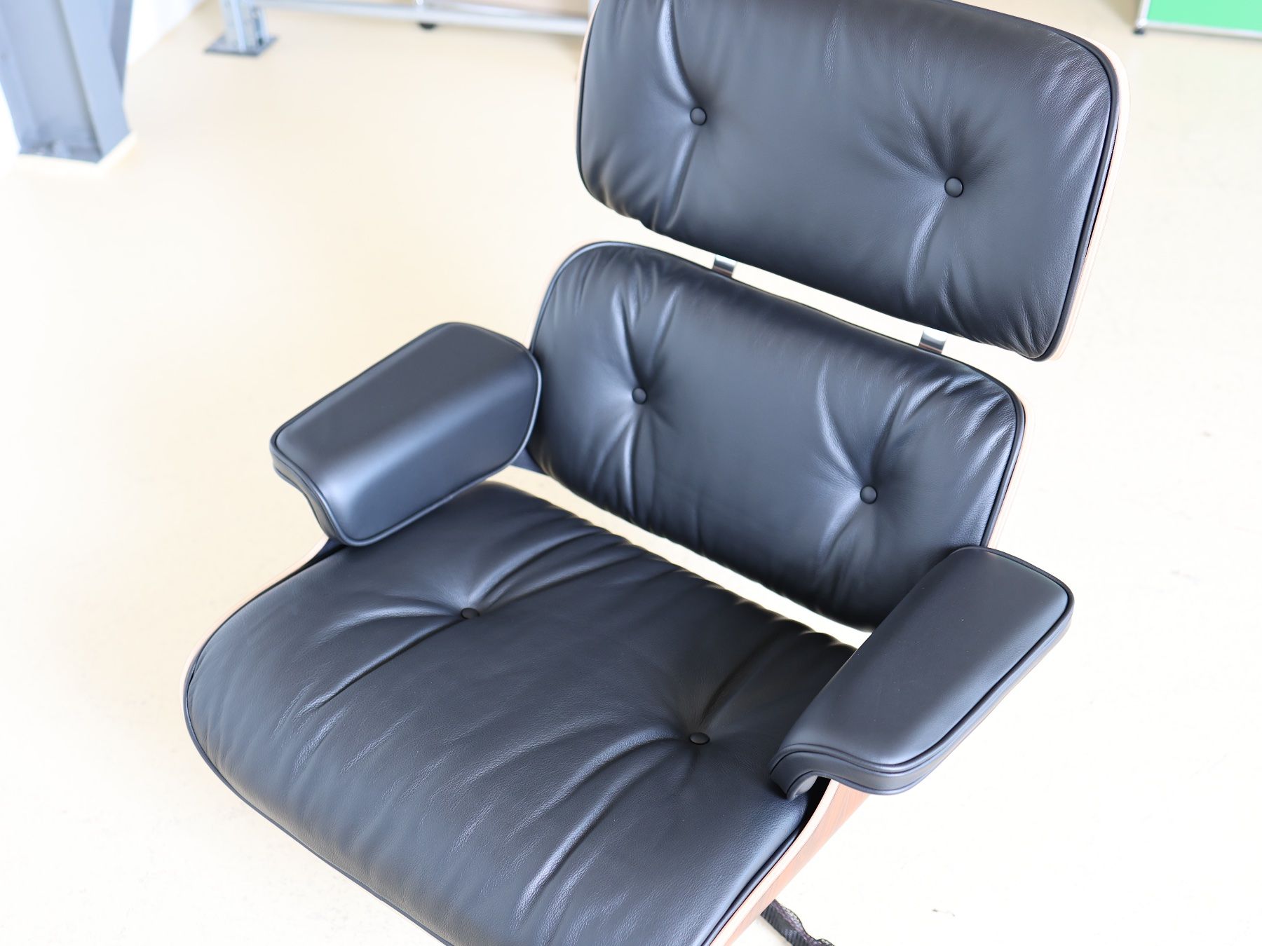Vitra Sessel: VITRA, Eames Lounge Chair - Palisander – Neu (gemäss Beschreibung) aus Meinisberg von atelier_TILIJA 8