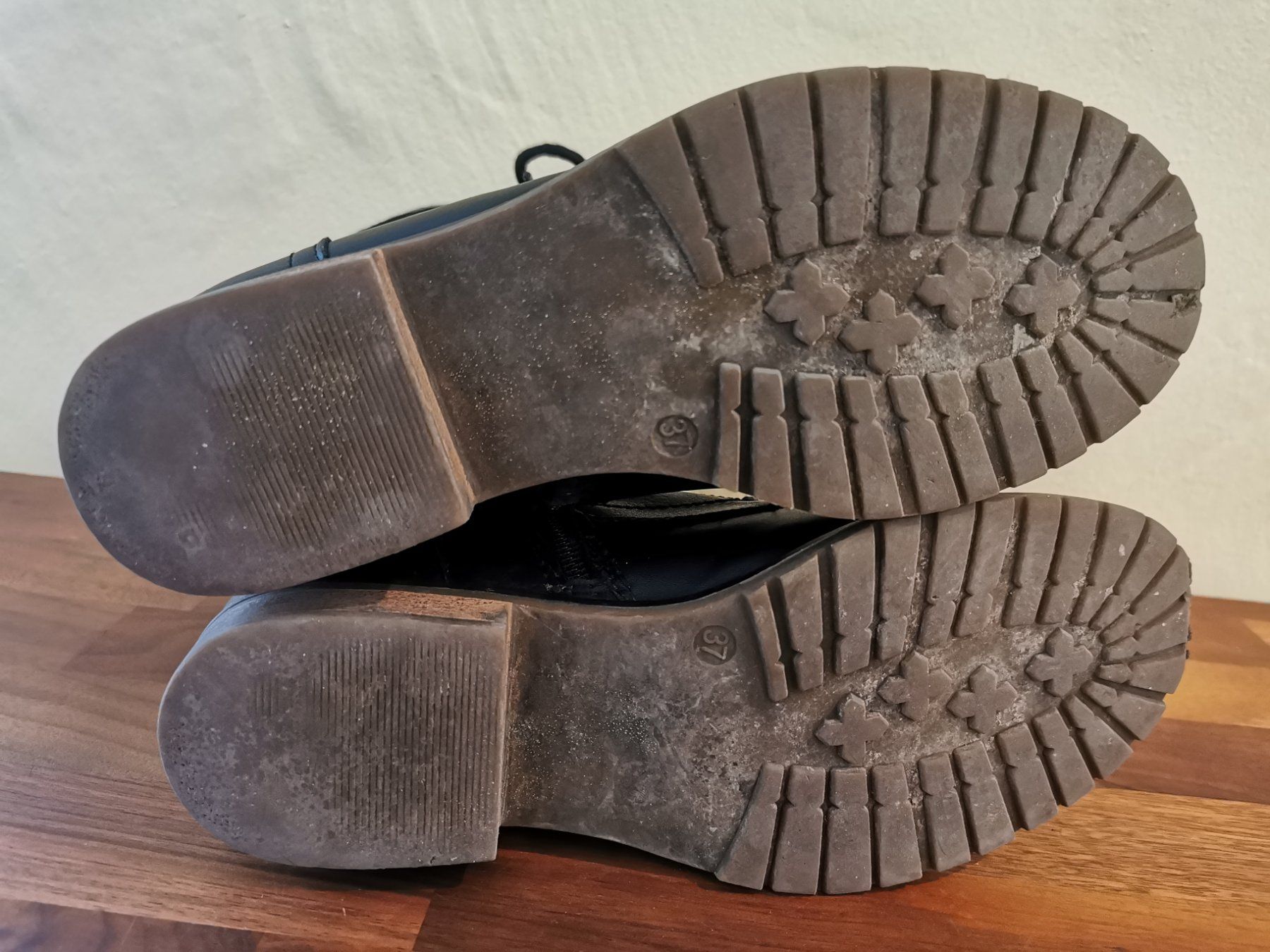 Scarpe da donna: Schwarze Stiefeletten / Schnürstiefel Gr. 37 – Usato da Boniswil venduto da Totomat-Lady 4