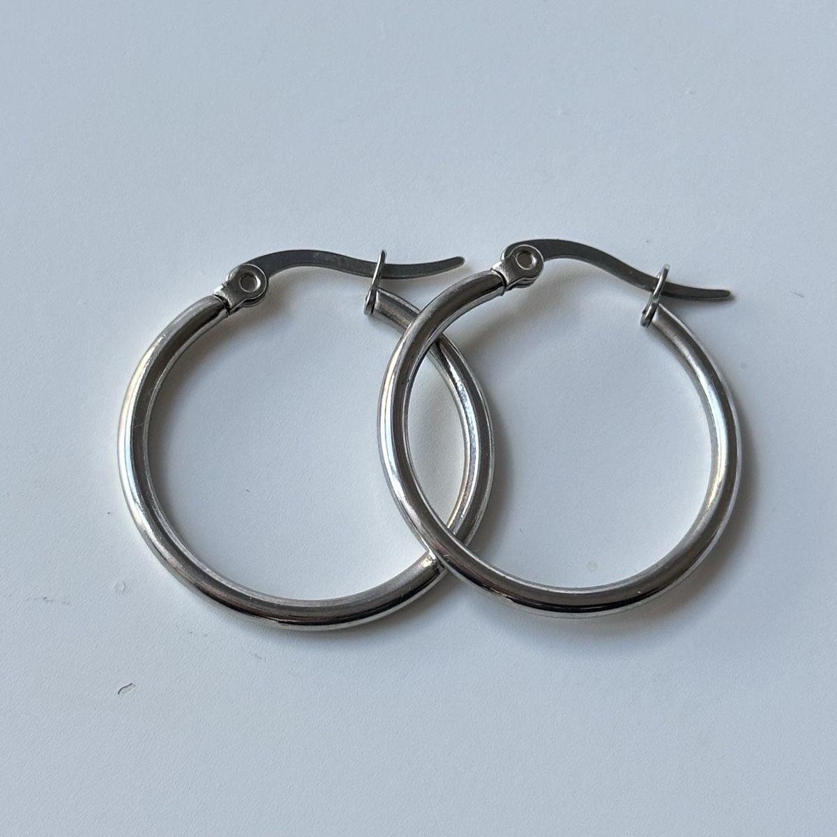 Orecchini pendenti & Orecchini a lobo: Titanium Kreolen Silber Farbe 2,5 cm – Nuovo (secondo la descrizione) da Givisiez venduto da dor_xb9k
