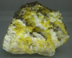 Schwefel-Kristall-Gruppe auf Calzit