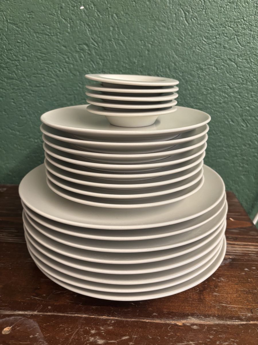 Set di piatti: Geschirrset 8er – Usato da Zürich venduto da YA-LE 1