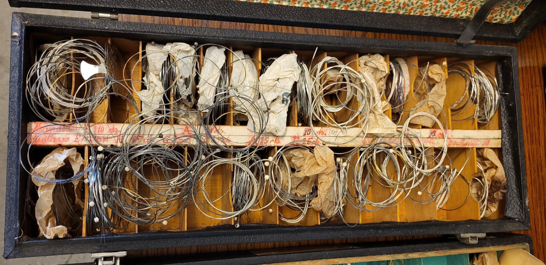 Strumenti musicali: Vintage cordes pour instruments de musique – Usato da Villars-sur-Glâne venduto da rifzari 1