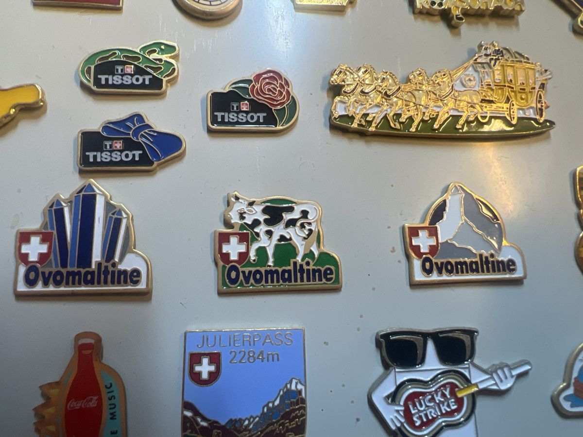 Placchette & Badge: Pin Sammlung im Alu Rahmen ca.200Pins  – Usato da Rorschach venduto da TimelessTrading 4