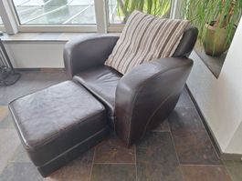 Eleganter Sessel mit Hocker