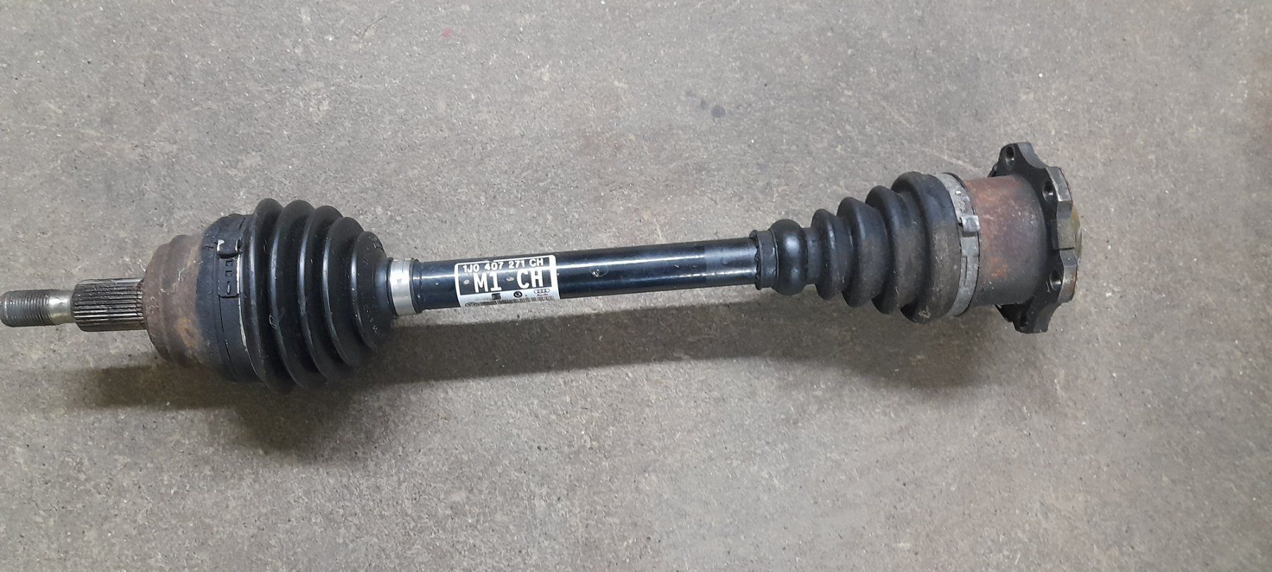 Tutti pezzi di ricambio auto: Antriebswellen Golf4 1.8T – Usato da Cham venduto da vento9 3