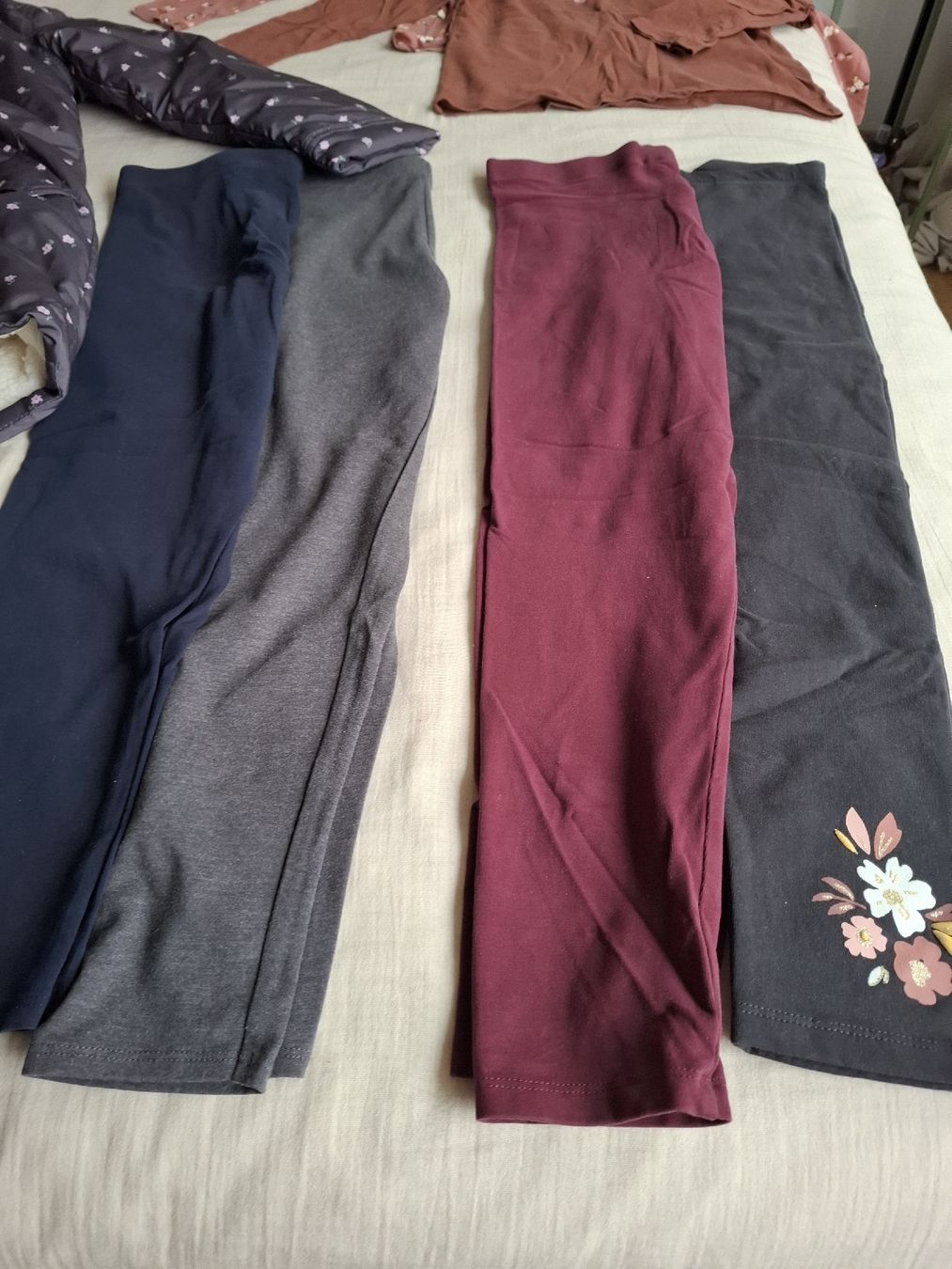 Lotti & Set di vestiti: 💜Kleiderpaket 128-140 – Usato da Schaffhausen venduto da ricmivo 1