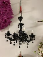 Schwarzer Kronleuchter mit Kristallen – toller Schmuck!