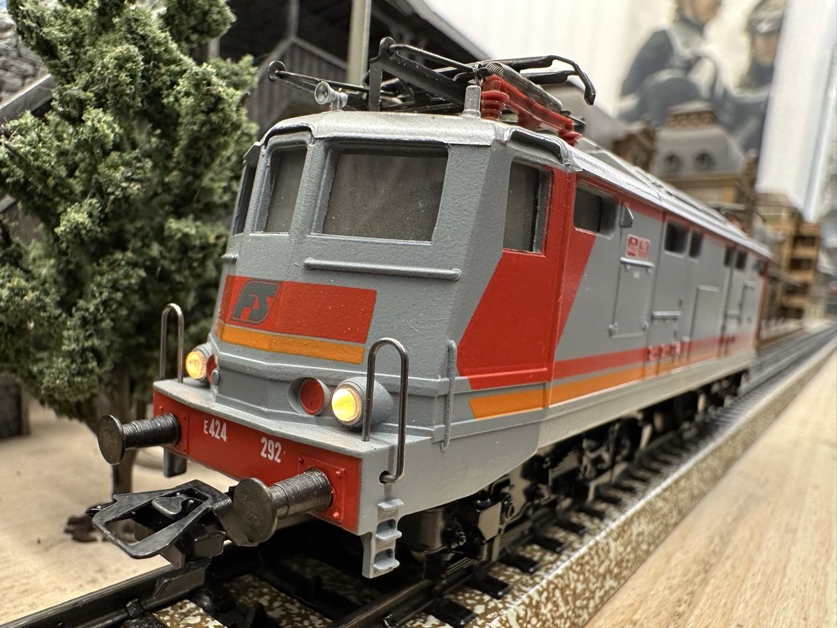 Märklin Modelleisenbahnen: Märklin 3162 FS BR E424 digital – Gebraucht aus Lupsingen von New-Haven