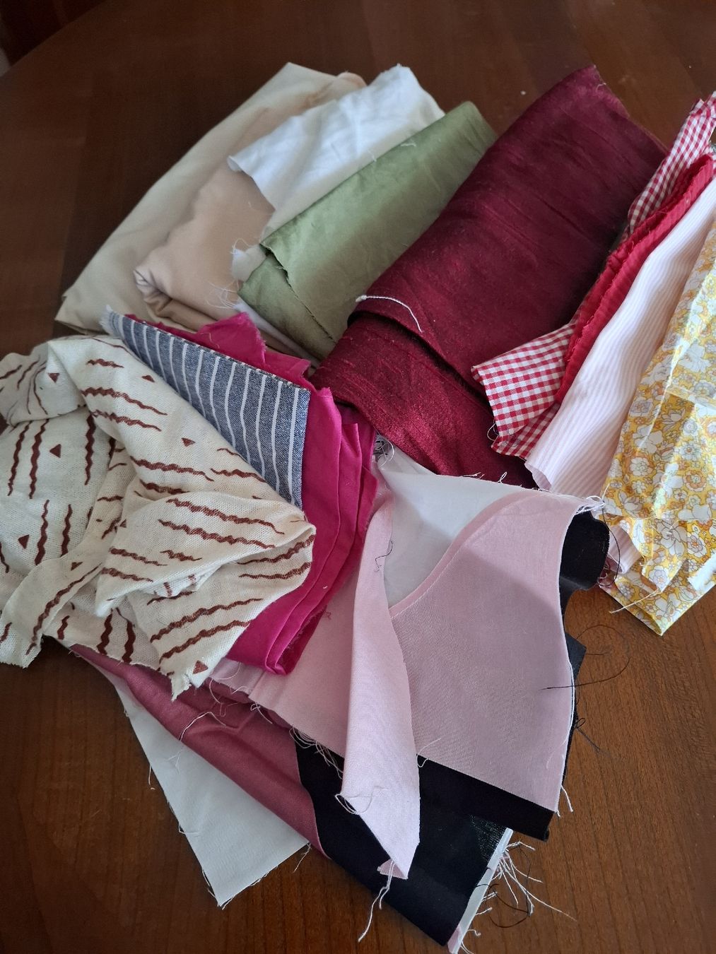 Tessuti: resti tessuti misti per bricolage e cucito – Usato da Viganello venduto da sor_dcq8 1