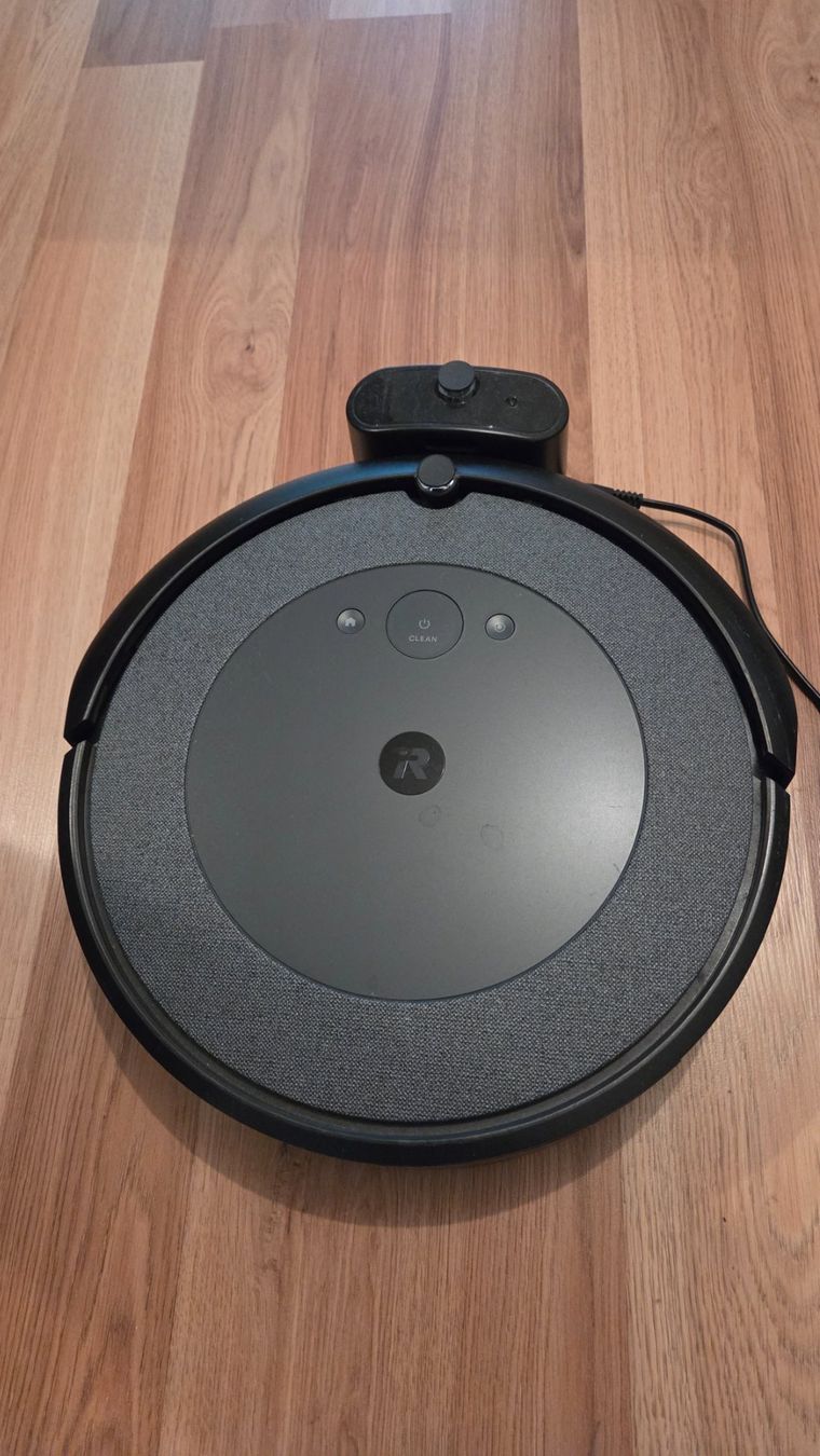 Irobot Aspirapolveri & Accessori: Saugroboter iRobot Roomba i5 inkl. Ersatzfilter – Usato da Stalden (Sarnen) venduto da mar_l9kd 1
