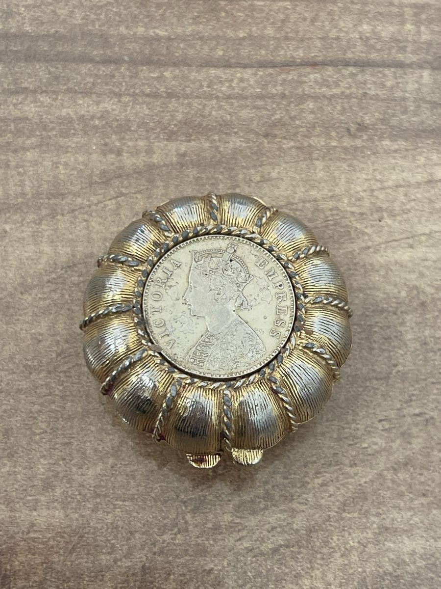 Make-up: Estee Lauder compact coin Victoria Empress good condition – Usato da Schlieren venduto da Norauro 5