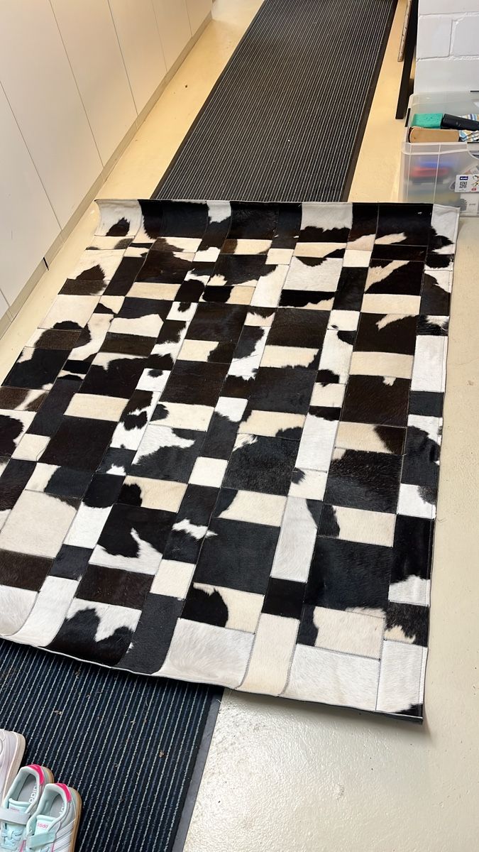 Tappeti: Einzigartiger Kuhfell Teppich 196/148cm Originalpreis 599.- – Usato da Zumikon venduto da omorax