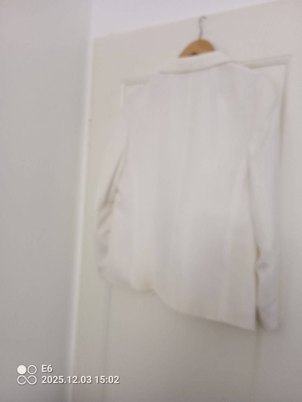 Jacken: Pflegeleichter beiger Blazer – Gebraucht aus Zürich von Mitzi6 1
